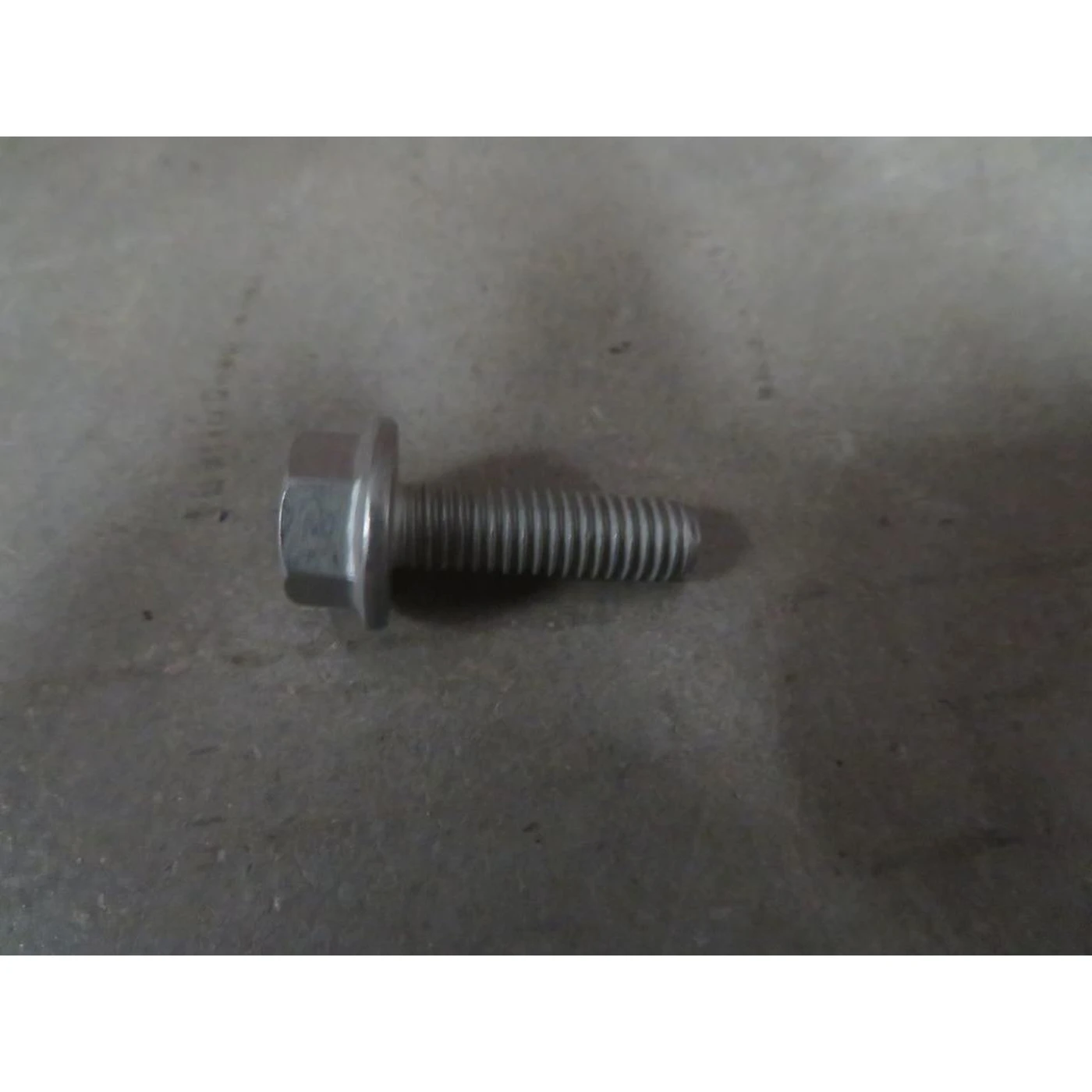 BYD ATTO 3 Hex Flange Bolt P1 0 and Hex Head Bolt Spring Washer Flat Washer Combo P0 8 Q1860616T1F61 Q1860620T1F61